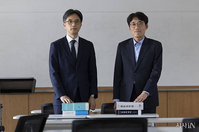 이황희 성균관대 법학전문대학원 부교수(왼쪽)와 이범준 서울대 법학연구소 연구원이 4월9일 성균관대에서 만났다. ⓒ시사IN 이명익