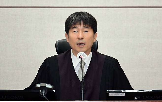 지귀연 부장판사가 4월21일 서울 서초구 서울중앙지법에서 열린 윤석열 전 대통령 내란 우두머리 혐의 형사재판 2차 공판에서 발언하고 있다. ⓒ사진공동취재단