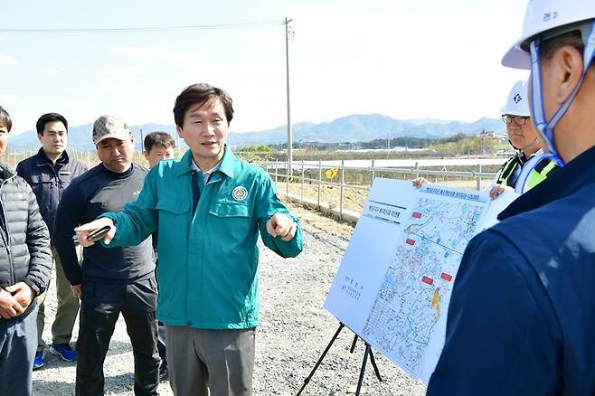 지난 18일 조현일 시장이 백안·금구지구 배수개선공사 현장을 찾아 진행상황을 점검하고 있다. ⓒ경산시