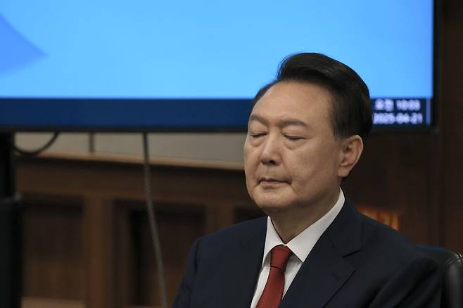 윤석열 전 대통령이 4월21일 서울 서초구 서울중앙지법에서 열린 내란 우두머리 혐의 형사재판 2차 공판에 출석해 있다. ⓒ 연합뉴스
