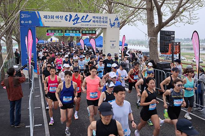 지난 20일 '제3회 이순신 백의종군길 마라톤대회'가 곡교천 은행나무길에서 개최됐다. ⓒ아산시