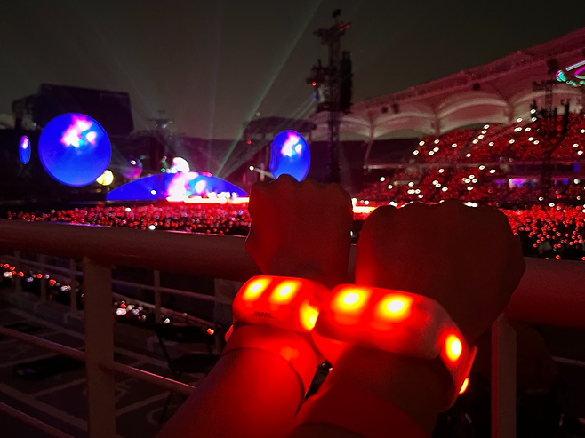 친환경 전자팔찌&nbsp;자이로밴드. 상황에 따라 불이 들어와 공연 연출 효과를 극대화 한다.