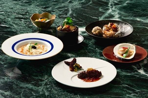 롯데호텔앤리조트의 중식당 통합 프로모션 ‘만춘미식’의 X.O통해삼 모렐버섯과 콩자장소스 랍스터 파피요트      사진제공｜롯데호텔앤리조트