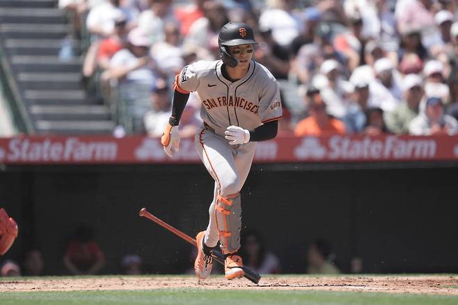 샌프란시스코 이정후가 21일 LA 에인절스전에서 3회초 1루수 땅볼을 친 뒤 달리고 있다. Kirby Lee-Imagn Images연합뉴스