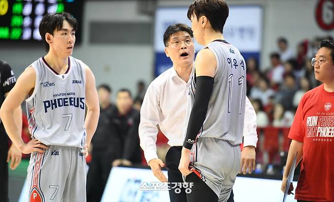 조동현 울산 현대모비스 감독이 지난 17일 안양 정관장과의 6강 플레이오프 3차전에서 선수들에게 작전 지시를 하고 있다. KBL 제공