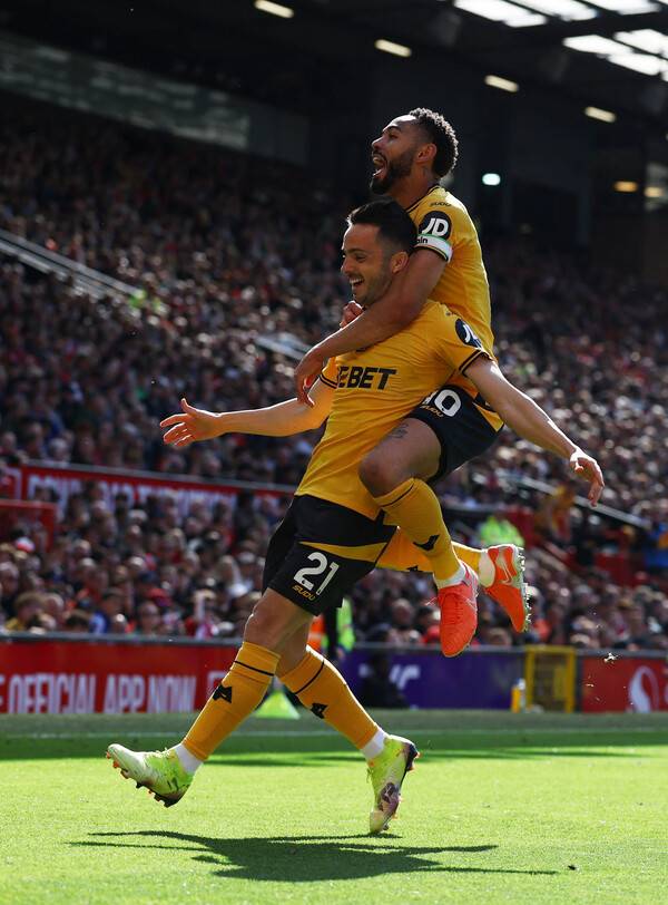 ▲ 울버햄턴은 파블로 사라비아의 결승골로 맨체스터 유나이티드에 1-0으로 이겼다. 마테우스 쿠냐와 함께 즐거움을 터뜨리고 있다. 후벵 아모림 감독에게는 굴욕의 시간이다. ⓒ연합뉴스/REUTERS/AFP