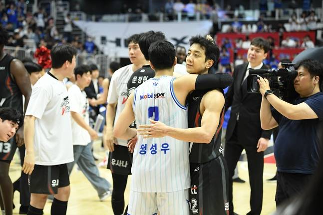 20일 5차전을 마치고 정성우(왼쪽)와 허훈이 인사를 하고 있다. /사진=KBL