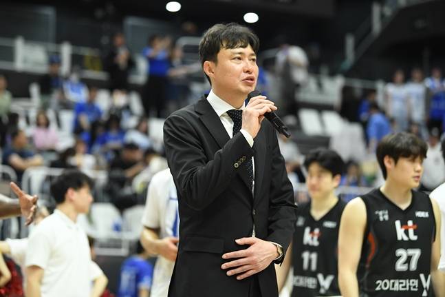 송영진 KT 감독이 20일 경기를 마치고 팬들에게 인사를 하고 있다. /사진=KBL