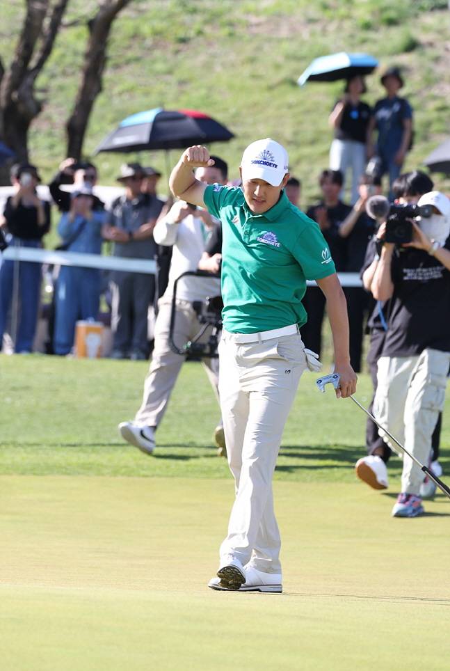 김백준이 우승을 확정짓는 버트 퍼트를 성공시키고 세리머니를 하고 있다. /사진=KPGA 제공