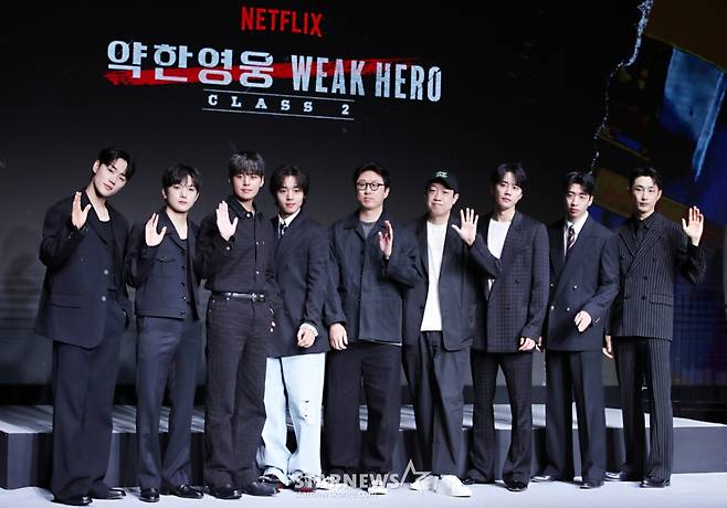 배우 이민재, 최민영, 려운, 박지훈, 유수민 감독, 한준희 크리에이터, 배우 이준영, 유수빈, 배나라가 21일 오전 서울 마포구 호텔 나루에서 열린 넷플릭스 시리즈 '약한영웅 Class 2' 제작발표회에서 포즈를 취하고 있다. /2025.04.21 /사진=김휘선 hwijpg@