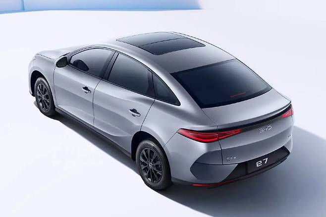 BYD e7