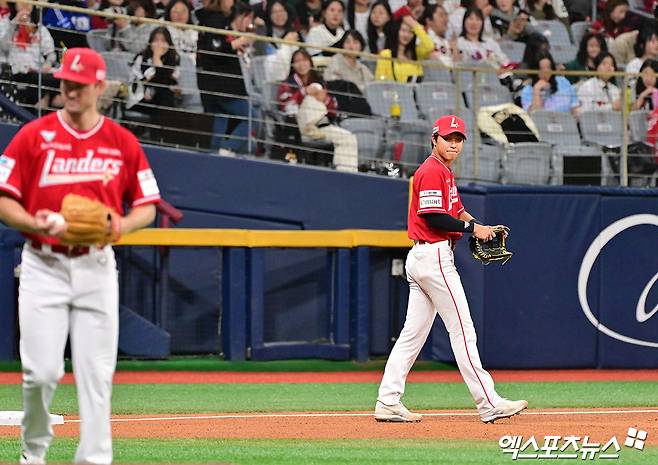 28일 오후 서울 구로구 고척스카이돔에서 열린 '2025 신한 SOL Bank KBO리그' SSG 랜더스와 키움 히어로즈의 경기, 5회초 무사 1루 SSG 박지환이 포구 실책을 한 후 아쉬워하고 있다. 엑스포츠뉴스 DB