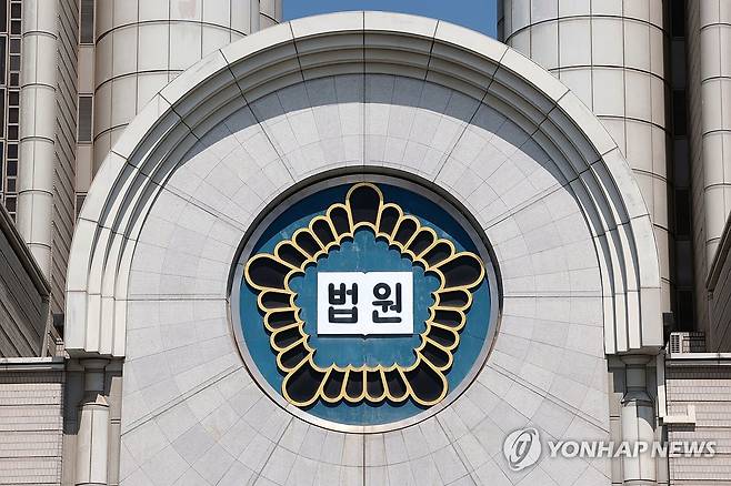 윤 전 대통령 2차 공판 시작 전 촬영 허용 (서울=연합뉴스) 김인철 기자 = 내란 우두머리 혐의로 재판에 넘겨진 윤석열 전 대통령의 2차 공판을 앞둔 20일 서울 서초구 중앙지방법원 모습.
    윤 전 대통령의 두 번째 공판에서는 취재진의 법정 촬영이 허가되면서 법정 내 피고인석에 앉은 모습이 언론을 통해 사진·영상으로 공개될 예정이다. 2025.4.20 yatoya@yna.co.kr