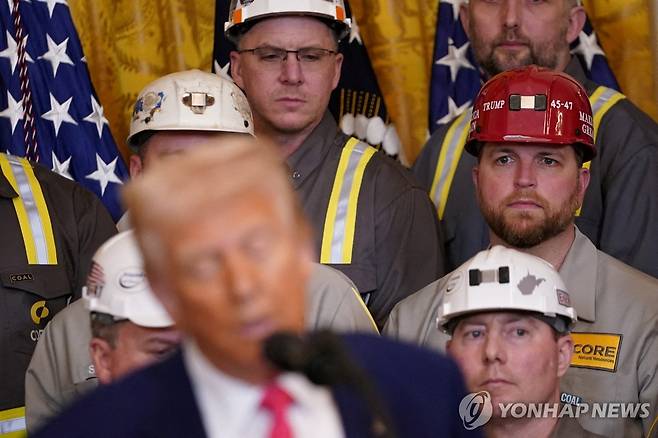에너지 분야 행정명령 서명식에 참가한 미 석탄 노동자들 [로이터=연합뉴스 자료사진. 재판매 및 DB 금지]
