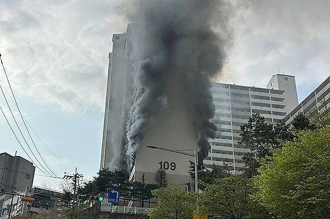 관악구 봉천동 아파트서 화재 (서울=연합뉴스) 21일 오전 서울 관악구 봉천동 21층 규모 아파트에서 불이 나 소방당국이 진압 중이다. 2025.4.21  [독자 제공. 재판매 및 DB 금지] photo@yna.co.kr