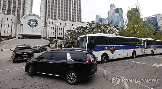 지하주차장 들어서는 윤 전 대통령 차량 [연합뉴스 자료사진]