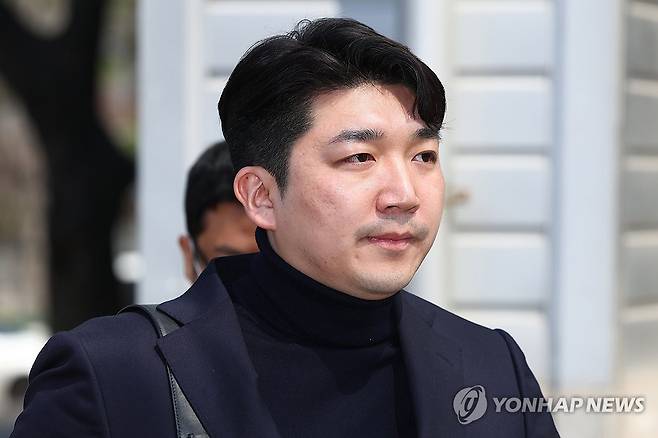 발란 기업회생신청 대표자 심문기일 출석하는 최형록 대표 (서울=연합뉴스) 서대연 기자 = 최형록 발란 대표가 3일 서울 서초구 서울회생법원에서 열리는 기업회생신청 대표자 심문기일에 출석하고 있다. 
    명품 온라인플랫폼 발란은 지난달 31일 서울회생법원에 기업회생절차(법정관리)를 신청했다고 밝혔다. 2025.4.3 dwise@yna.co.kr