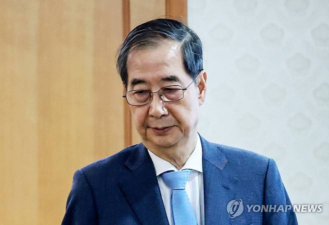 경제안보전략 TF 회의 참석하는 한덕수 권한대행 (서울=연합뉴스) 홍해인 기자 = 한덕수 대통령 권한대행 국무총리가 21일 정부서울청사에서 열린 경제안보전략 태스크포스(TF) 회의에 참석하고 있다. 2025.4.21 hihong@yna.co.kr