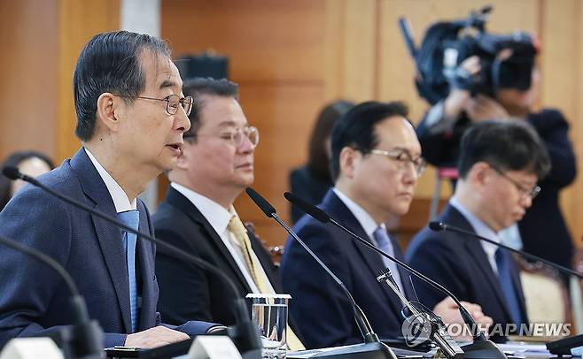 경제안보전략 TF 회의, 발언하는 한덕수 권한대행 (서울=연합뉴스) 홍해인 기자 = 한덕수 대통령 권한대행 국무총리가 21일 정부서울청사에서 열린 경제안보전략 태스크포스(TF) 회의에서 발언하고 있다. 2025.4.21 hihong@yna.co.kr