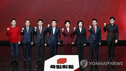 국민의힘 1차 경선 후보들     (서울=연합뉴스) 18일 서울 강서구 ASSA아트홀에서 열린 '제21대 대통령후보자 국민의힘 1차 경선 후보자 비전대회' 에 참석한 후보들이 기념촬영 하고 있다. 왼쪽부터 유정복, 홍준표, 김문수, 안철수, 양향자, 나경원, 이철우, 한동훈 후보. 2025.4.18 [국회사진기자단]