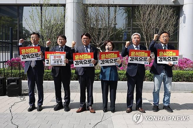 조국혁신당, 윤석열 허위사실공표 고발 (서울=연합뉴스) 임화영 기자 = 조국혁신당 황운하 원내대표와 의원들이 21일 서울 경찰청 국가수사본부에 윤석열 전 대통령을 허위사실공표 혐의로 고발하기 앞서 기자회견을 하고 있다. 오른쪽부터 조국혁신당 신장식·서왕진·정춘생 의원, 황운하 원내대표, 차규근 의원. 2025.4.21 hwayoung7@yna.co.kr