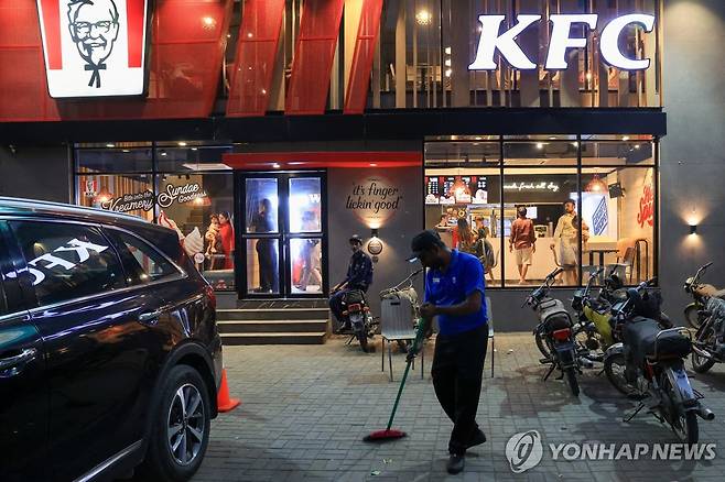 공격 받은 파키스탄 KFC 체인점  2025년 4월 17일 파키스탄 남부 도시 카라지의 한 KFC 종업원이 반이스라엘 시위 도중 발생한 가게 공격 이후 가게 앞을 청소하고 있다. [로이터 연합뉴스 자료사진. 재판매 및 DB 금지]
