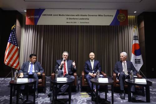 마이크 던리비 알래스카 주지사 방한 인터뷰 
사진은 왼쪽부터 제임스 김 암참 회장, 마이크 던리비 알래스카 주지사, 브렌던 듀발 글렌파른 그룹 CEO, 프랭크 리차드 AGDC 사장. 2025.3.26.[암참 제공. 재판매 및 DB 금지]