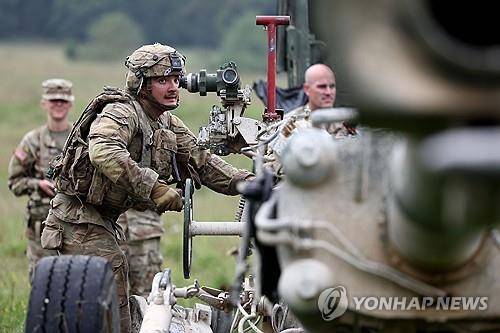 나토 포병훈련에서 쓰이는 155㎜ 자주포 (독일 호엔펠스 EPA=연합뉴스 자료사진) 2023년 9월 14일 독일 호엔펠스에서 열리고 있는 나토 군사훈련 도중 한 미군 장병이 나토 표준 155㎜ 탄약을 쓰는 M777 자주포를 조작하고 있다.  (EPA/ANNA SZILAGYI) 2025.4.21.