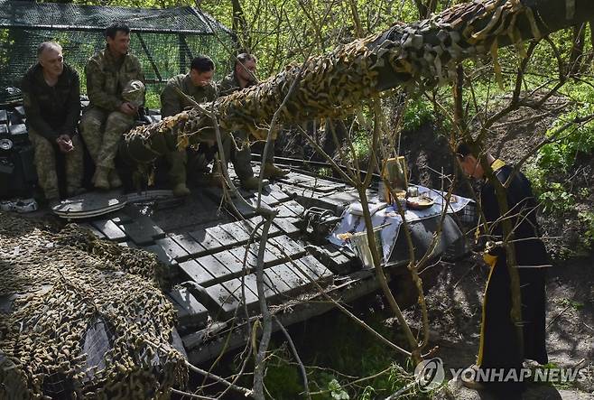 탱크 위에 앉아있는 우크라이나 군인들 [우크라이나군 제공. EPA=연합뉴스]