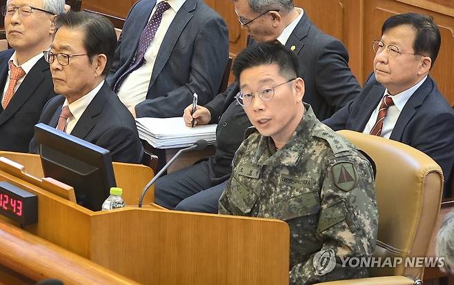 조성현 수방사 1경비단장, 윤 대통령 탄핵 심판 8차 변론 증언 (서울=연합뉴스) 조성현 수도방위사령부 제1경비단장(대령)이 13일 서울 종로구 헌법재판소에서 열린 윤석열 대통령 탄핵 심판 8차 변론에서 증언하고 있다.  2025.2.13  [헌법재판소 제공. 재판매 및 DB 금지] photo@yna.co.kr