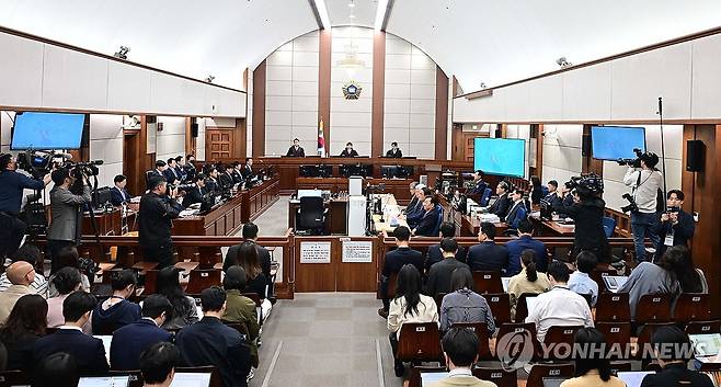 윤석열 전 대통령 2차 공판 (서울=연합뉴스) 21일 서울 서초구 서울중앙지법에서 열린 내란 우두머리 혐의 형사재판 2차 공판이 시작되고 있다. 2025.4.21 [사진공동취재단] photo@yna.co.kr