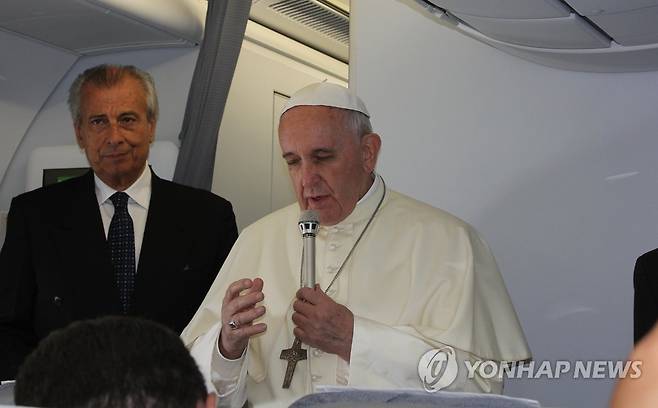 전세기에서 기도하는 프란치스코 교황 (교황 전세기=연합뉴스) 박성진 특파원 = 프란치스코 교황이 2014년 8월 13일(현지시각) 방한 전세기 내에서 수행 기자들을 찾아 이날 팔레스타인 가자지구에서 희생된 이탈리아 사진기자를 위해 기도하고 있다. [자료사진]