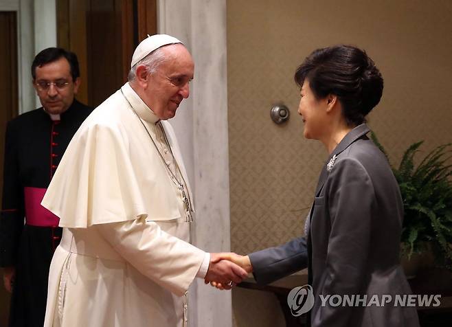 (로마=연합뉴스) 이정훈 기자 = 2014년 10월 17일(현지시간) 프란치스코 교황이 박근혜 당시 대통령과 바티칸 교황청에서 악수하고 있다. [자료사진]