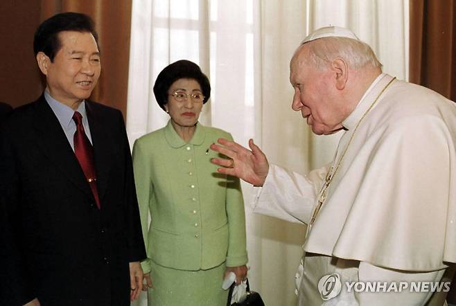 요한 바오로 2세와 김대중 (바티칸=연합뉴스) 2000년 3월 4일(한국시간) 오후 김대중 당시 대통령이 부인 이희호 여사와 함께 바티칸 교황청을 방문해 교황 요한 바오로 2세와 인사를 나누고 있다. [자료사진]