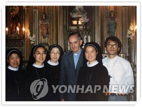 한국인 수녀들과 함께 한 젊은 시절 (서울=연합뉴스) 프란치스코 교황이 아르헨티나 주교 시절인 1993년 현지 병원에 파견된 한국 수녀들과 함께 찍은 기념 사진. [교황 방한준비위 제공=자료사진]