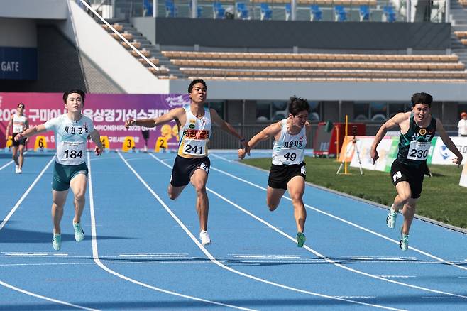 나마디 조엘진, 아시아육상선수권 남자 100ｍ 우승 (서울=연합뉴스) 나마디 조엘진(왼쪽 두 번째)이 21일 경북 구미시민운동장에서 열린 2025 구미아시아육상경기선수권대회 최종선발대회 남자 100ｍ 결선에서 10초41로 가장 먼저 결승선을 통과하고 있다. [대한육상연맹 제공. 재판매 및 DB금지]