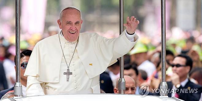 한국 천주교 신자들에게 인사하는 교황 (서울=연합뉴스) 프란치스코 교황이 21일(현지시간) 오전 88세로 선종했다고 교황청이 발표했다.
    프란치스코 교황은 즉위 이듬해인 2014년 8월 14일부터 18일까지 4박 5일 일정으로 한국을 찾아 평화와 위로 그리고 화해의 메시지를 전했다.
    사진은 지난 2014년 8월 16일 광화문광장에서 열린 시복식 미사에 앞서 차량에서 한국 신자들에게 인사하는 교황 모습. 2025.4.21 [연합뉴스 자료사진]