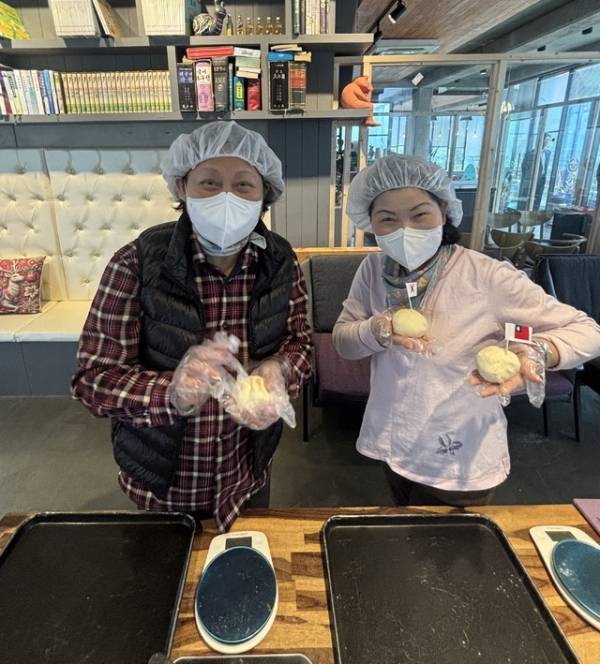 ▲ 22일 충북 청주시 명암저수지 인근 '수제빵연구소 수준당'에서 '한국디저트in청주' 특화관광상품을 통해 입국한 대만 관광객들이 빵 만들기 체험을 하고 있다. /청주시 제공