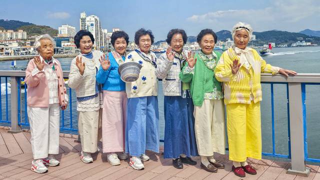 ‘바다가는 달’ 홍보 영상 속 한 장면. 항구를 배경으로 환하게 인사하는 수니와 칠공주. 이번 캠페인을 통해 국내 바다 여행의 매력을 널리 알리고 있다. /칠곡군 제공