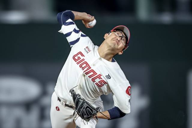 롯데 자이언츠 투수 박세웅이 지난 17일 키움 히어로즈전에서 온 힘을 다해 공을 던지고 있다. 롯데 자이언츠 제공