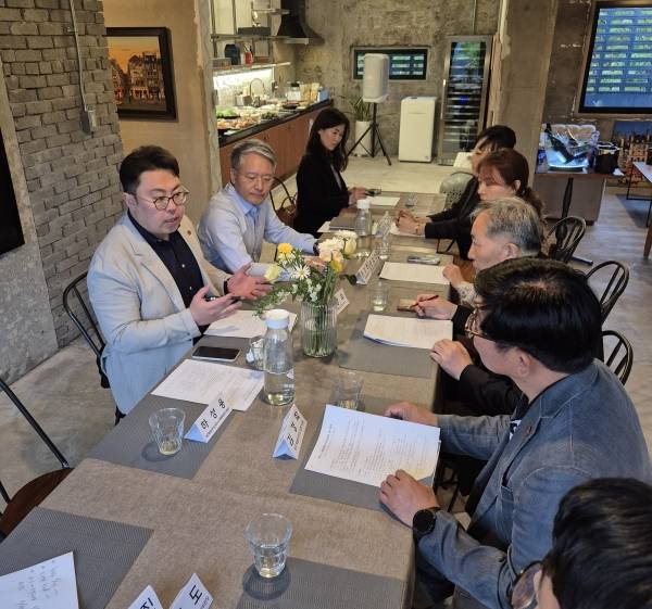 제주4·3평화레퀴엠 추진위원회(위원장 한동수)는 지난 21일 델문도 뮤지엄에서 공연 준비상황을 보고하는 회의를 열었다.