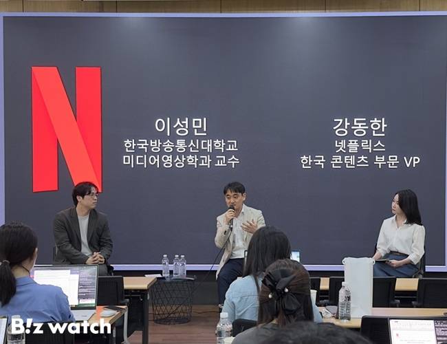 21일 서울 종로구에서 열린 '넷플릭스 인사이트'에서 토론이 진행되고 있다. 사진 왼쪽부터 이성민 방송통신대 교수, 강동한 넷플릭스 한국 콘텐츠 부문 총괄,&nbsp;고현주 넷플릭스 한국 커뮤니케이션 부문 시니어 디렉터./사진=넷플릭스 제공