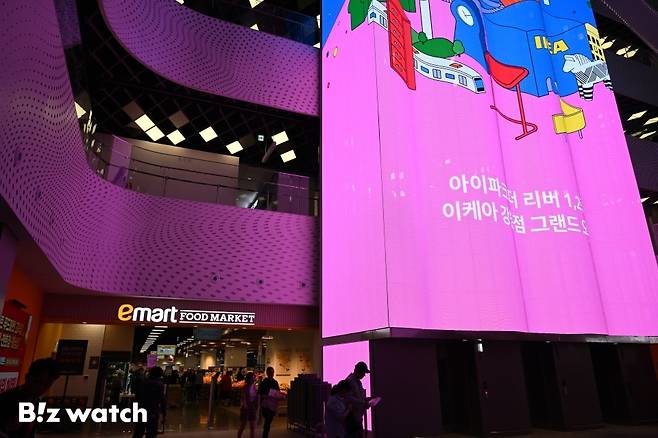 22일 유통가 격전지가 된 서울 강동 아이파크 더 리버에 이마트와 이케아가 동시에 보이고 있다./사진=이명근 기자 qwe123@
