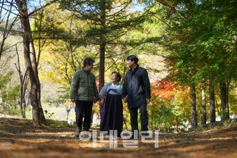 2024년 산림명문가로 선정된 ‘박동락 가문’. 박정희 한국임업인총연합회 회장(왼쪽)과 박기현 평창숲농원 대표가 잣나무숲을 산책하고 있다. (사진=산림청 제공)