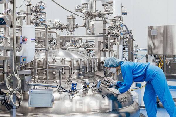 A Samsung Biologics employee inspects a bioreactor at Plant 4 (Photo courtesy of Samsung Biologics)