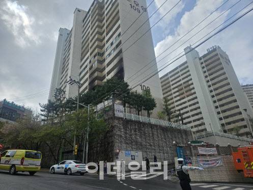 21일 오전 서울 관악구 봉천동의 한 아파트 4층에서 화재가 발생해 소방당국이 현장을 정리하고 있다.(사진=이영민 기자)