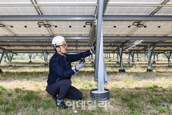 전기안전공사 직원이 산지 태양광발전소 구조물을 점검하고 있다