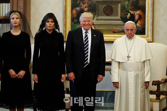 프란치스코 교황과 트럼프 대통령은 2017년 바티칸에서 만났다. [사진=AP통신]