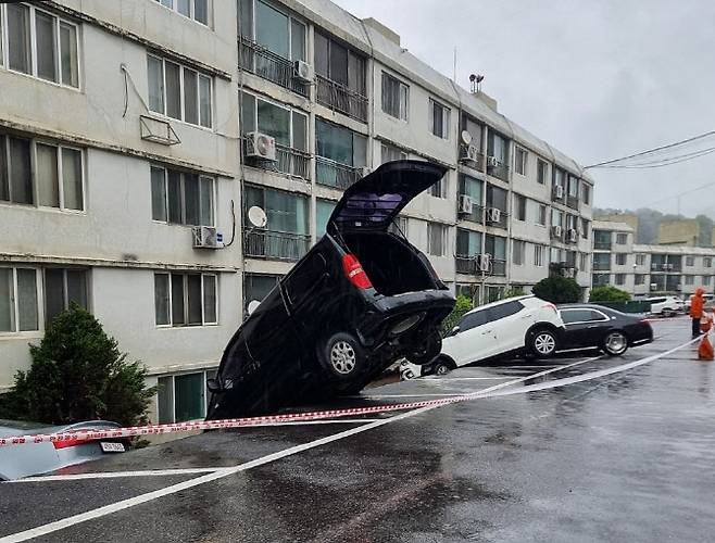 경기 남양주시 화도읍 한 아파트 지상주차장 옹벽이 붕괴돼 차량 6대가 파손됐다. (사진=뉴스1)