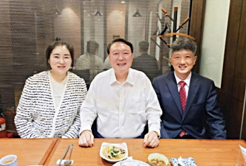 지난 19일 윤석열 전 대통령이 서초동 아크로비스타 사저 부근에서 김계리 변호사(왼쪽), 배의철 변호사를 초대해 식사 중이다. 사진=김계리 변호사 페이스북